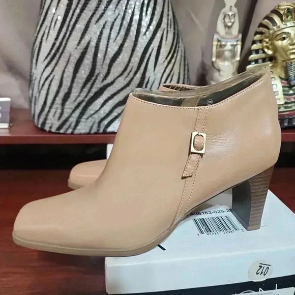 Markon Brand New Leather Ankle Square toed Boots. Size 7 - Picture 1 of 9